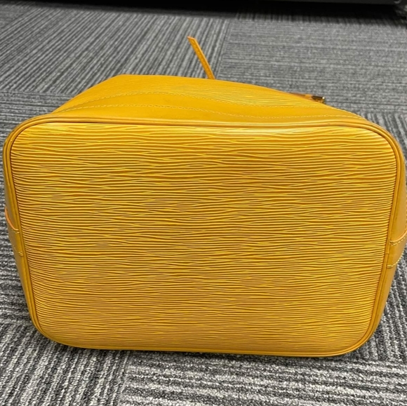 SOLD. Authentic Louis Vuitton Epi Leather Noe Bucket Bag Vintage-Authentic - Picture 10 of 17